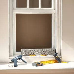 Jak zamontować parapet granitowy wewnętrzny