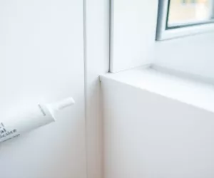 Jaki silikon do parapetów wewnętrznych